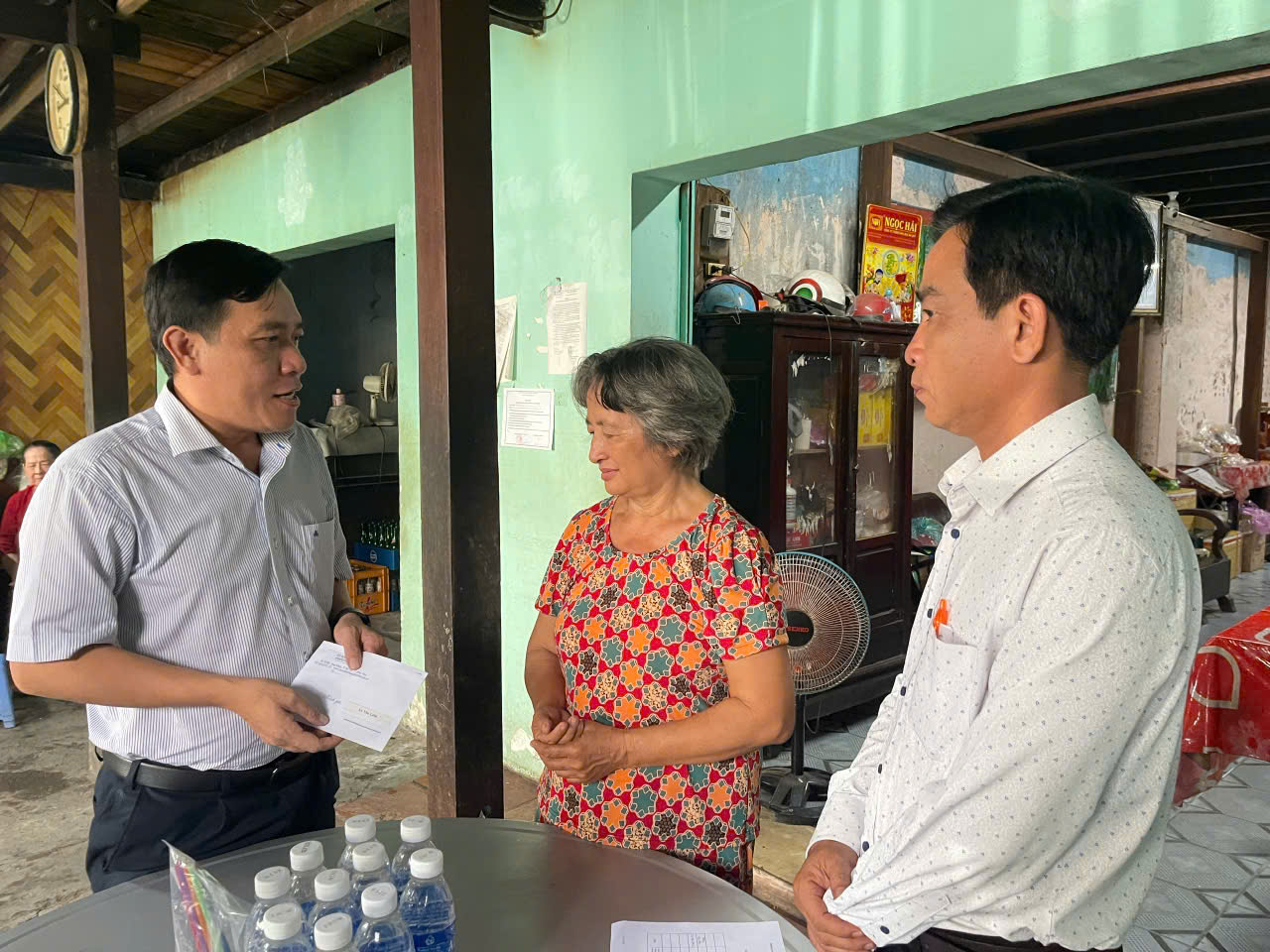 Bí thư Đảng ủy phường Mỹ Tho thăm gia đình chính sách tiêu biểu